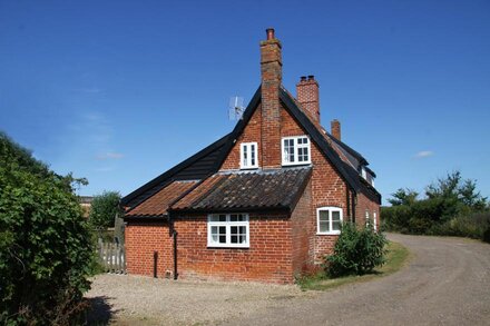 1 Grange Cottages, Westleton