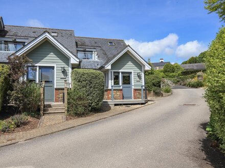 6 Court Cottage, Hillfield Village