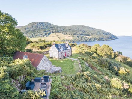 Cottage in Loch Ness, The Highlands