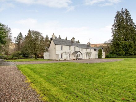 Cottage in Kinlocheil, The Highlands