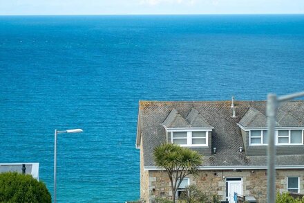 Wingtips – Carbis Bay – Sea Views – Parking - Sleeps 4