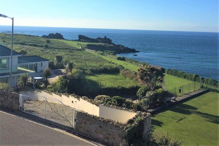 Gull Rock is a Frontline House above Porthmeor Beach,  with Amazing Sea Views