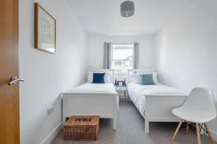 Spacious Flat w/ Sea Views & Private Parking, Fistral