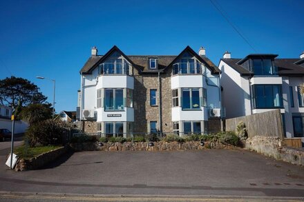 A stunning first floor apartment with panoramic views, not far from the beach.