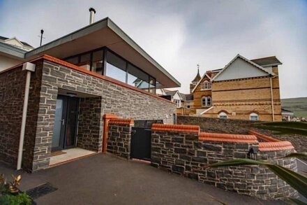 A stunning 2 bedroom detached house overlooking Woolacombe beach with hot tub!