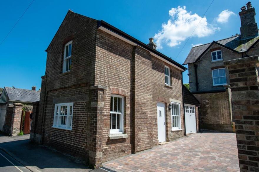 Conveniently situated just a short stroll away from the centre of the historic town of Dorchester, S