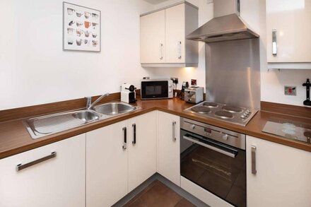 Modern, stylish city centre apartment near train station