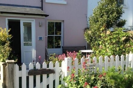 Pretty coastal fisherman’s cottage less than a minute walk from Kingsdown Beach.