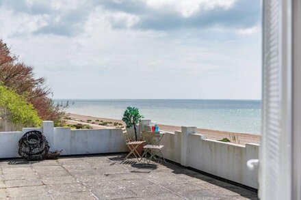 Pebbles charming seaside lodge with sea views