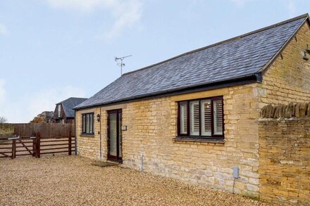 Cosy dog friendly holiday cottage for 2 near Witney - Coursehill Barn Annexe