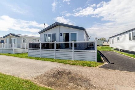 Stunning 6 berth lodge with full sea views in Suffolk ref 68032CR