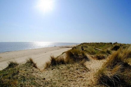 Beautiful 4 berth seaside apartment in Great Yarmouth, Norfolk ref 99006S