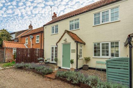 This charming cottage, quietly tucked away in a small loke just behind the high street of the pretty