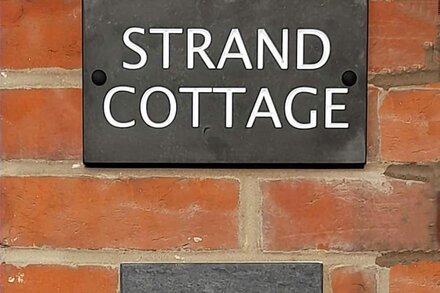 Strand Cottage -  a cottage that sleeps 4 guests  in 2 bedrooms