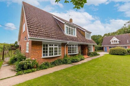 Alderfen View | Fabulous 5-bed home with an outdoor swimming pool in the heart of The Norfolk Broads