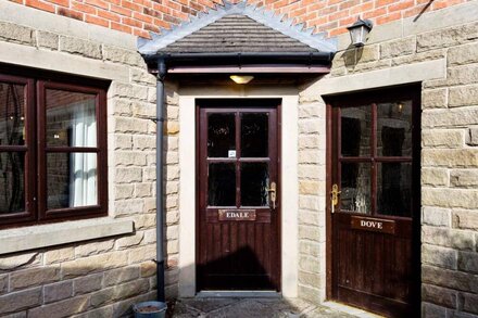 Edale Cottage With Shared Swimming Pool