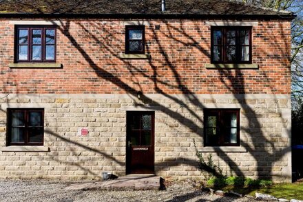 Alstonsfield Cottages in Debyshire Dales