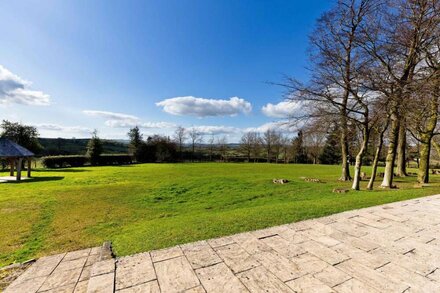 Callow Cottage With Shared Swimming Pool