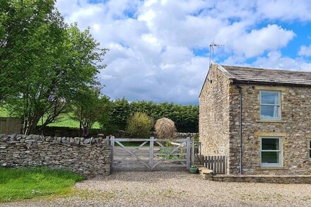 Fantastic cottage, sleeps 4& 2 dogs, w/ modern facilities, wonderful views, private parking & garden