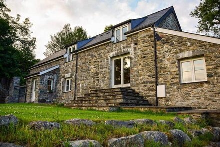 Stunning large barn conversion in Betws Gwerfil Goch -Ty Cerrig Barn