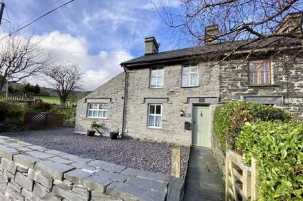 Stunning cosy, pet friendly & peaceful 3 bedroom, 2 bathroom cottage, fast WiFi