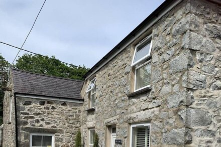 Lovely granite cottage close to Trefor Beach with excellent facilities