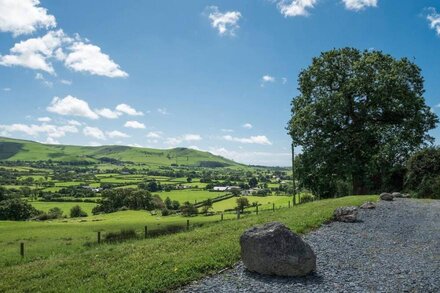 Converted Barn w/ King bed & stunning views. Ideal for family of 5 or spacious for a couple.