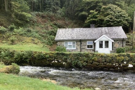 Riverside Cottage (sleeps up to 3 people), close to Mawddach Trail.