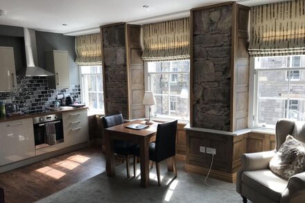 2 Bedroom 2 Bathroom Old Town Royal Mile by Edinburgh Castle