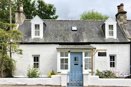 Charming Waterside Cottage in the heart of Speyside