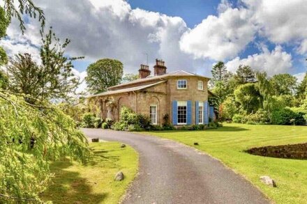 LUXURY Scottish Manor house + jacuzzi + bbq cabin