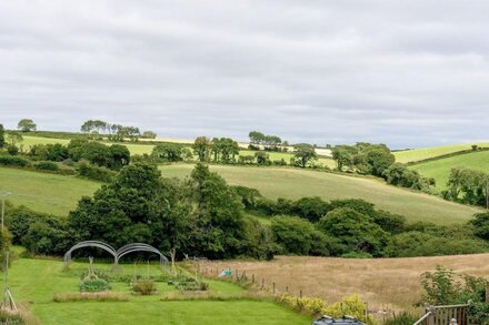 Delightful pet friendly cottage in 3 acres of land just a mile from the beach.