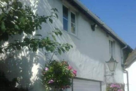 Croyde cottage with direct access to beach path, close to pubs and shops.