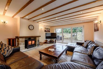 Spacious and contemporary, family-friendly holiday home in the Cotswolds with a tranquil garden - Gr