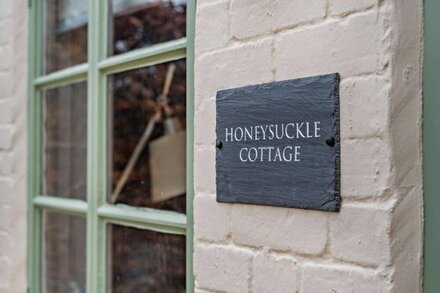 Three bedroom dog friendly holiday cottage - Honeysuckle Cottage, Lower Oddington