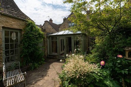 Two dog friendly holiday cottages in the Cotswolds with garden - Bag End & Peppercorn Cottage