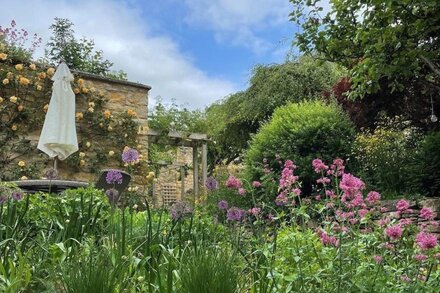 Two bedroom dog friendly holiday cottage in the Cotswolds with a hot tub - Garden Cottage