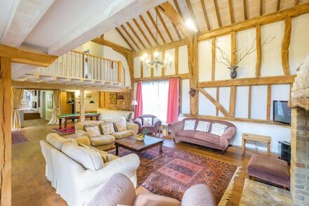 Old Hall Barn - sleeps 14 guests  in 7 bedrooms