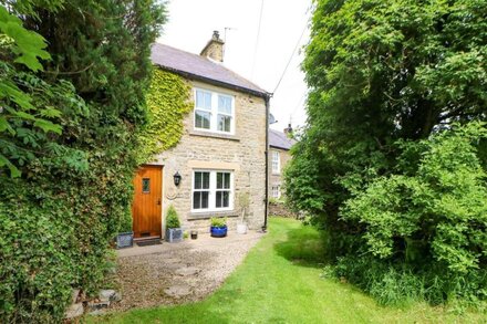 2 GARTH HOUSE, pet friendly, with open fire in Mickleton, Teesdale