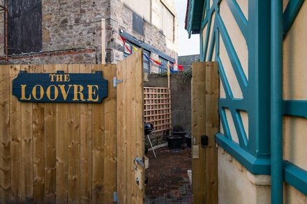 THE LOOVRE - A Grade II listed unique tiny holiday home in Berwick-upon-Tweed