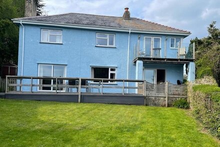 Luxury Cottage in Criccieth with stunning sea views, close to town centre