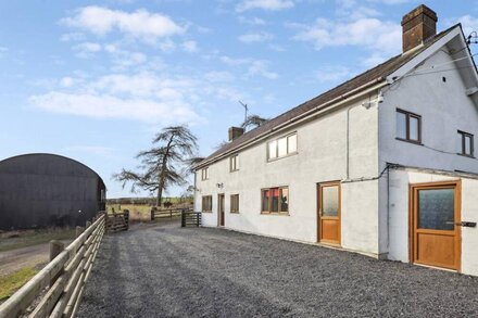 6 Bed Farmhouse with Hot Tub and Sauna