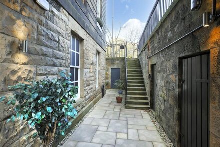 Luxury Edinburgh Apartment- The Matisse Suite