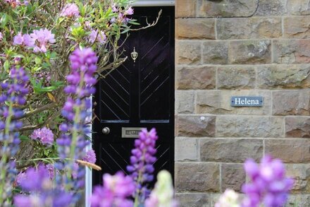 Helena, Goathland - sleeps 12, 6 beds, 4 bathrooms