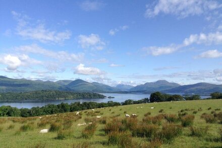 Peaceful relaxing cottage for 2 in stunning scenery beside Loch Lomond