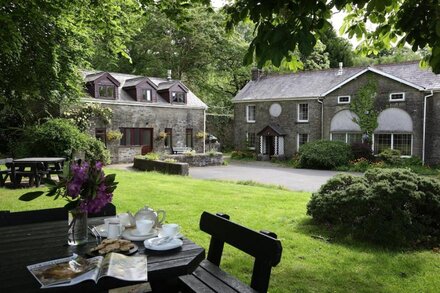 19th century stable with four poster, river views and free WiFi