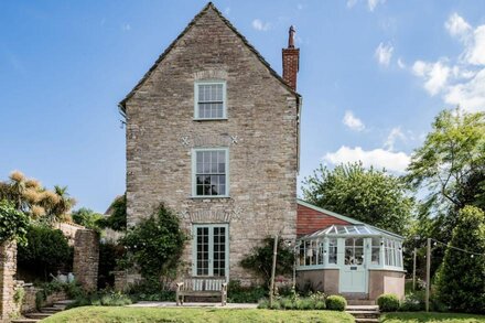 Elegant Cottage with large garden and sea glimpses in the heart of Swanage