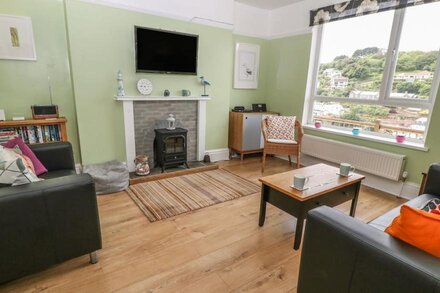 TWO TIDES COTTAGE, country holiday cottage, with a garden in Looe