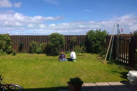 BEACH HOUSE WALK, homely holiday home in Crail, Near St Andrews. Free bikes inc!