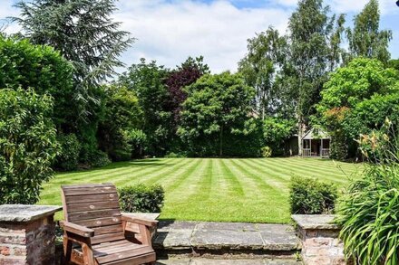 Large open plan cottage in conservation village just outside York